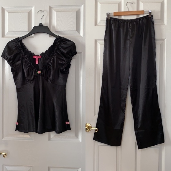 Betsey Johnson Other - ❤️‍🔥Betsey Johnson Intimates Black Peasant Top  Silk Satin 2pc Pajamas Set